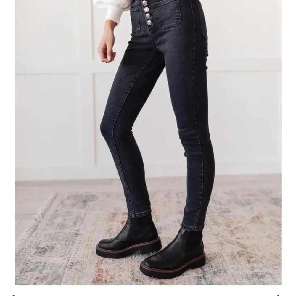 High-rise soft stretch OAT New York feature sailor style pockets and a button 24 - Picture 2 of 4